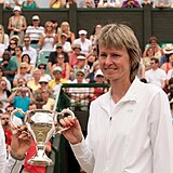 V roce 2007 vyhrla Helena Sukov veternskou tyhru ve Wimbledonu s Janou...
