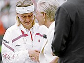 V roce 1993, po prohe ve finále Wimbledonu, Jan Novotné vtila vévodkyn z...