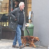 Jaromr Hanzlk na prochzce se psem