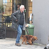 Jaromr Hanzlk na prochzce se psem