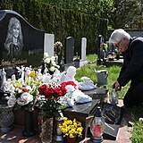 Josef Rycht poloil kvtiny u hrobu Ivety Bartoov.
