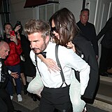 David Beckham odn svou manelku Victorii z narozeninov oslavy