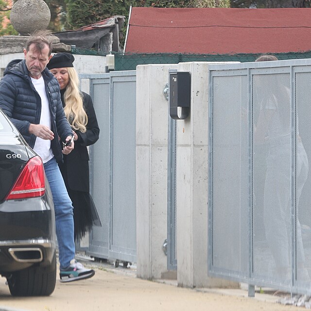 Jaromr Soukup ped domem Agty