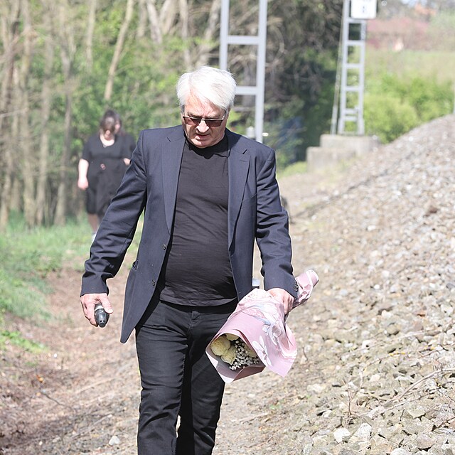 Josef Rycht piel poloit kvtiny k hrobu Ivety Bartoov.