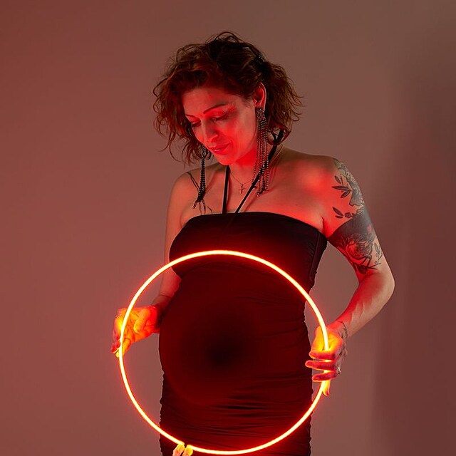 V zi neonu: Adl Elbel ozauje thotensk kivky tajemnm svtlem, kter pidv magick rozmr k jejmu portrtu. Fotografie, kter zachycuje mystiku a krsu matestv