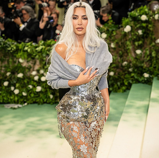 Jsi v pohodě a kde máš orgány, Kim? Lidé nechápou outfit Kardashian na Met Gala