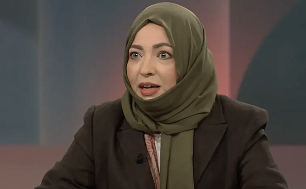 lenka vysílací rady ARD Khola Maryam Hübschová  v hijábu.