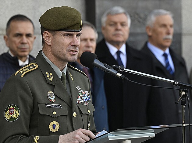 Gener�l Karel �ehka ozn�mil odluku s man�elkou Irenou.