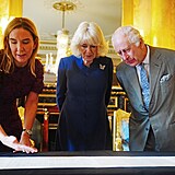 Krl Karel III. a Camila Britsk obdreli korunovan svitek