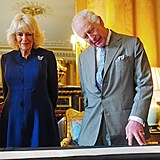 Krl Karel III. a Camila Britsk obdreli korunovan svitek
