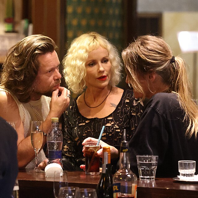 Richard Kraj�o s man�elkou Karin si pak dop��li spole�enskou hodinku na baru.