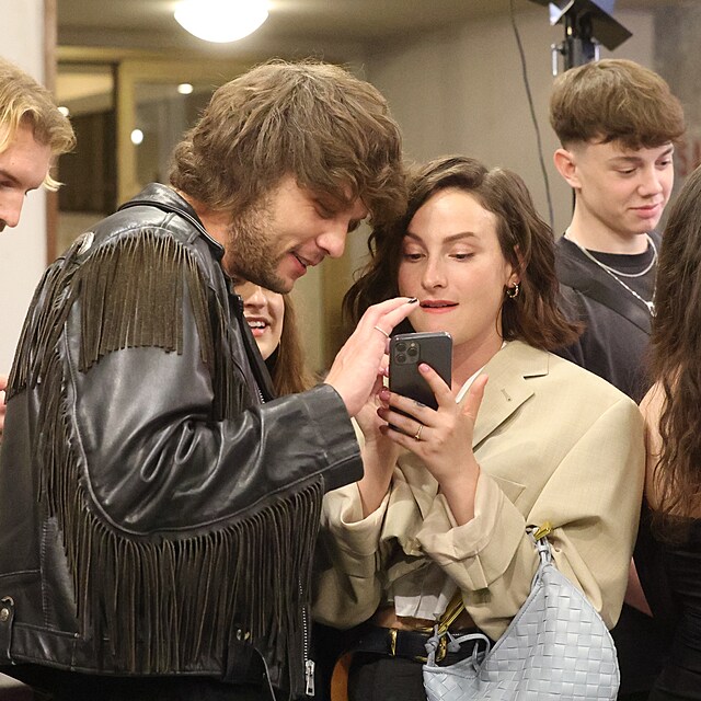 Anna Fialov ukazuje nco Honzovi na mobilu.