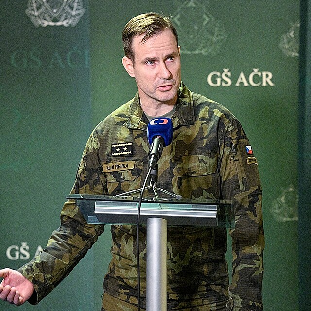 Gener�l Karel �ehka ozn�mil odluku s man�elkou Irenou.