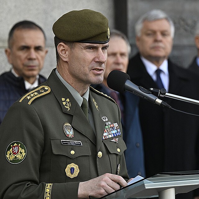 Gener�l Karel �ehka ozn�mil odluku s man�elkou Irenou.