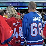 Andrej a Monika Babiovi pichzej na zpas v dresech eskch hokejovch ikon.