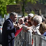 Slovensk premir Robert Fico se zdrav s obany ve mst Handlov. Z toho msta pak na nj zaut stelec.