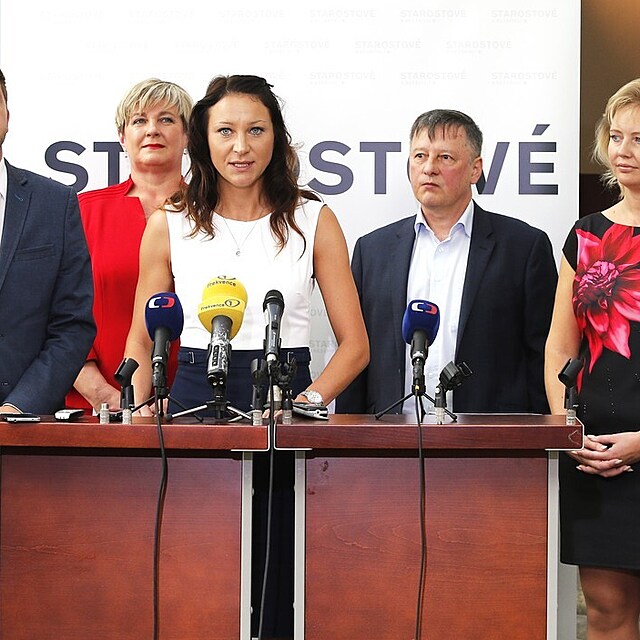 Michaela Opltov�, poslankyn� za hnut� STAN, hovo�� na tiskov� konferenci obklopen� kolegy z politick�ho hnut�.