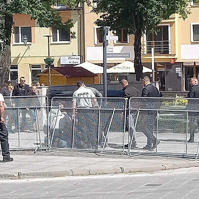 Vstely padly pe domem kultury v Handlov, kde zasedala vlda. Vstel se ozval ve chvli, kdy Fico prochzel mezi lidmi. Policist na mst zadreli tonka.