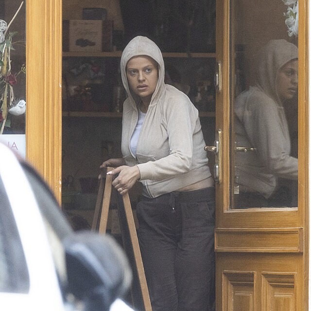 Charlotte �tikov� pracuje v centru Prahy v nejmenovan�m kv�tin��stv�.