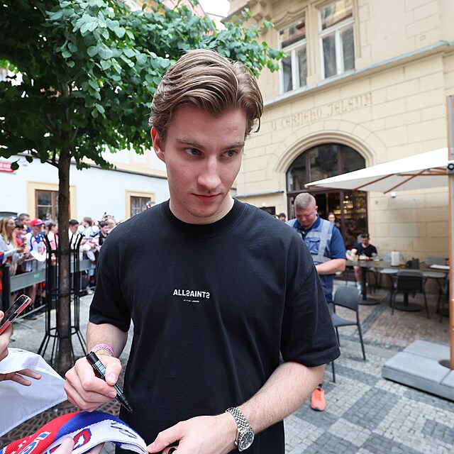 Luk Dostl se podepisuje fanoukm.