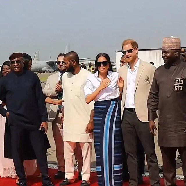 Meghan a Harryho v Nig�rii v�tal Allen Onyema, kter� uprchl ze Spojen�ch st�t� p�ed ob�alobou z podvod�. V zemi jim tak� za��dil p�epravu zdarma. Na fotce je v �ern�m obleku nalevo od p�ru.