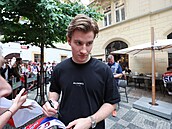 Luká Dostál se podepisuje fanoukm.