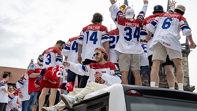 �esk� repre nedo�kav� vylezla na autobus