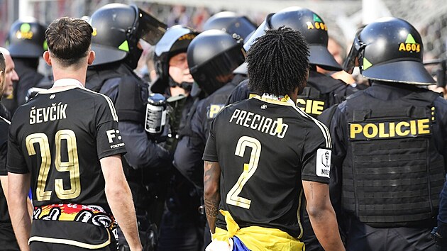 Nechutn� z�v�r z�pasu mezi Spartou a Plzn�!