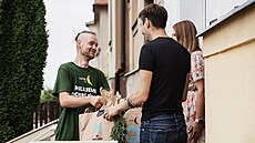 Od loského kvtna mou zákazníci pi pevzetí nákupu potravin pedat svému kurýrovi i knihy, které u sami nevyuijí.