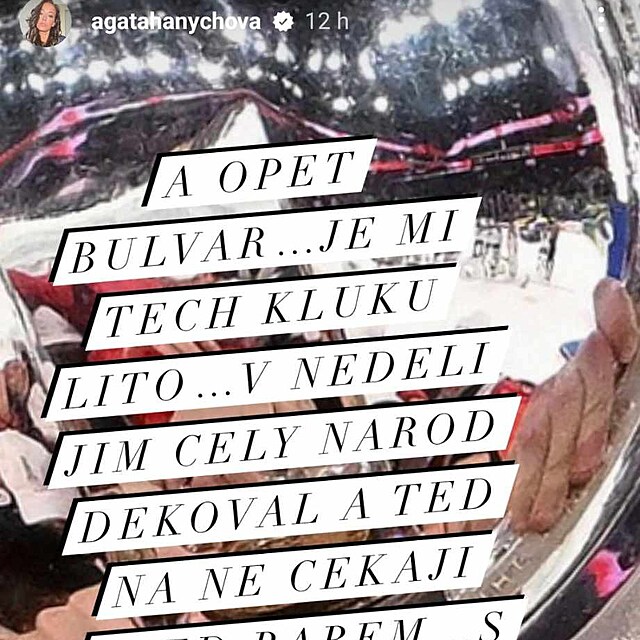 Agta Hanychov se fotila s hokejisty a pustila se do novin.