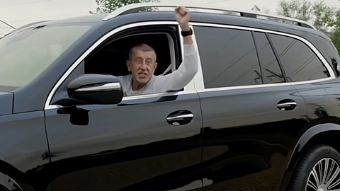 Andrej Babi v novém videu za volantem bojuje proti elektromobilit.