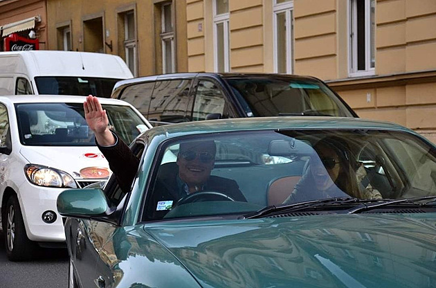 Fotka Filipa Turka, na které zvedá pravačku, trenduje na sítích. Aktuálně se jím má zabývat policie