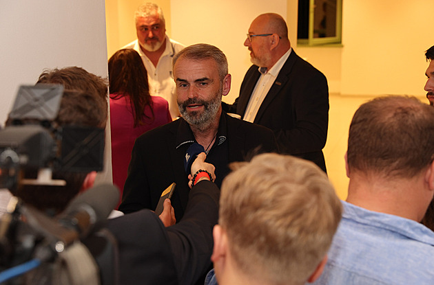 Přísaha a Motoristé čekají, zda budou černý kůň. Turek vyhlíží post europoslance