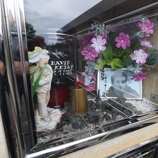 Na m�stn�m h�bitov� m� urnu tane�n�k�v prasynovec