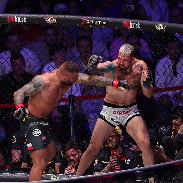 Attila V�gh a Karlos V�mola v z�pase