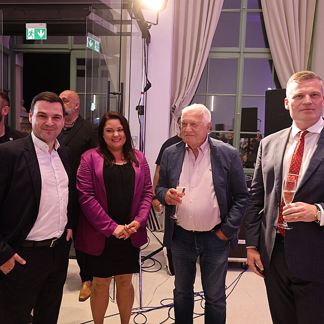 Euforie ve �t�bu koalice Motorist� a P��sahy.