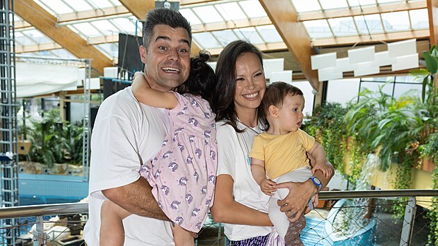 Monika Leov� s rodinou