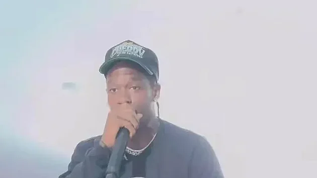 Kylie Jenner a Travis Scott vynesli v rozmez pr dn stejnou kiltovku.