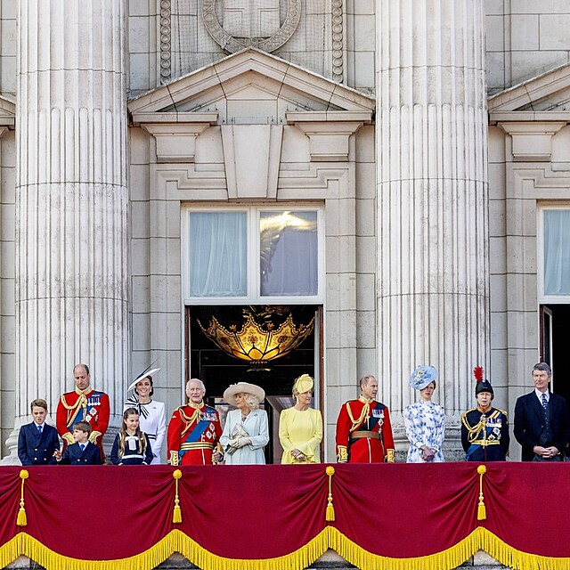 Zleva: Princ Richard, v�voda z Gloucesteru; Brigitte, v�vodkyn� z Gloucesteru; princ George; princ William; princ Louis, Catherine, princezna z Walesu; princezna Charlotte; kr�l Karel III.; Camilla Britsk�;, Sophie, v�vodkyn� z Edinburghu; princ Edward; lady Louise; kr�lovsk� princezna Anna; sir Timothy Laurence; princ Edward, v�voda z Kentu