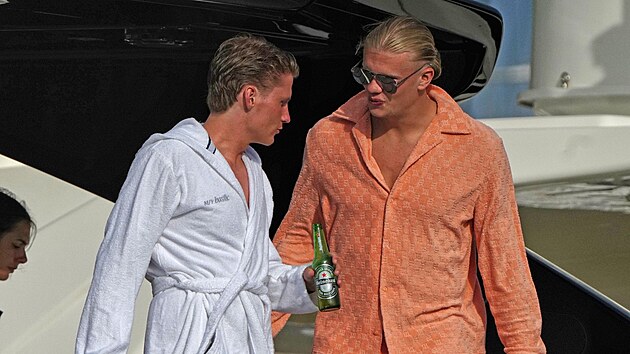 Erling Haaland si u��val na luxusn� jacht�.