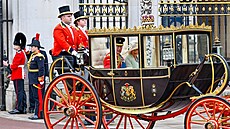 Král Karel III. a Camilla Britská vjí�d�jí po p�ehlídce do Buckinghamského...