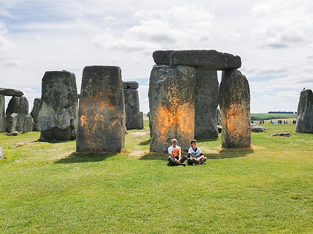 Aktivisté, kteří posprejovali Stonehenge, by si podle lidí na sítích zasloužili doživotní vězení