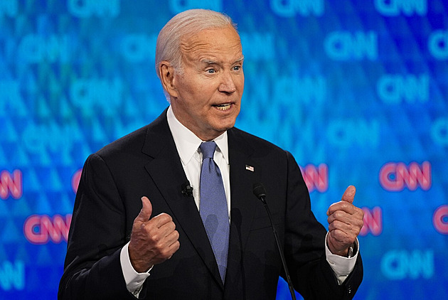 Je Joe Biden mrtvý? Lidé na sítích spekulují, že prezident USA už nežije a nahradil ho robot s maskou