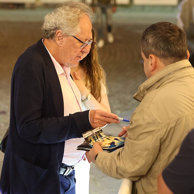 Geoffrey Rush podepisoval fotky fanoukm
