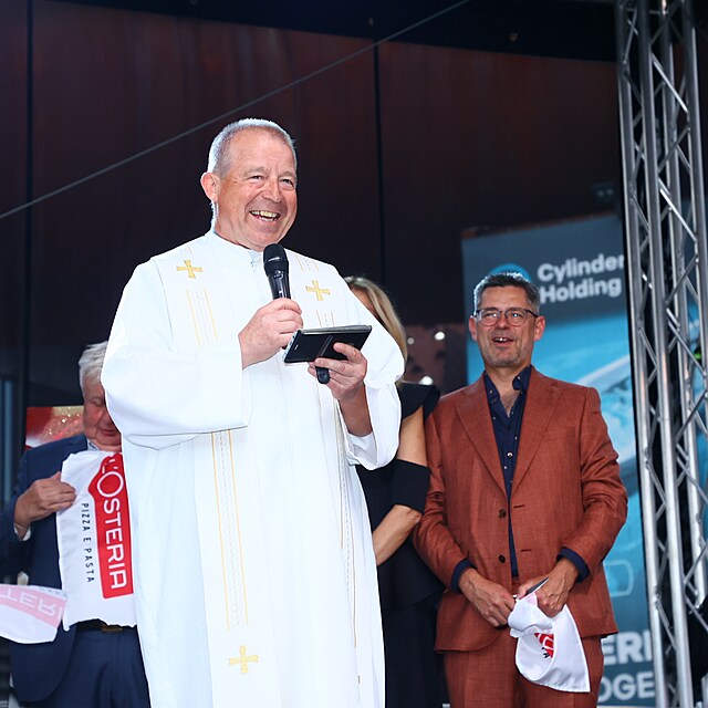 Nov� otev�en� restaurace po�ehnal i kn�z