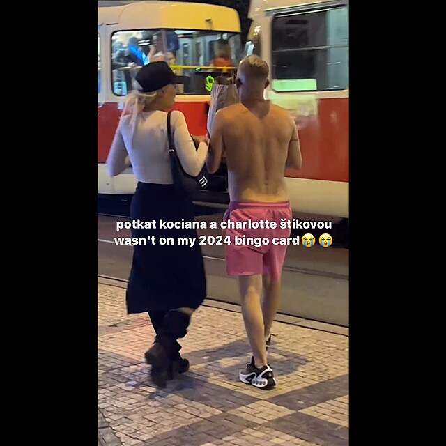 Charlotte tikov s Martinem Kocinem v centru Prahy.