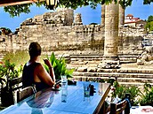 Café Orákulum nabízí jedinený výhled na Apollónv chrám, stojí toti pímo na...