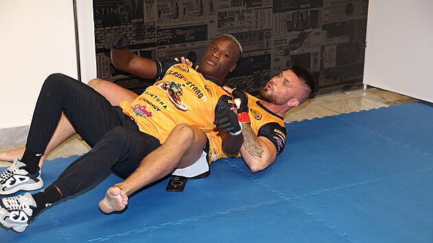 Marek Datel Val�ek tr�nuje s hv�zdou Oktagonu Losene Keitou.