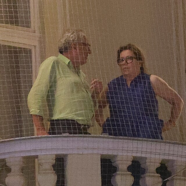 Geoffrey Rush s manelkou si uvali festivalovou atmosfru na balkn a fotografm i zamvali