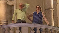 Geoffrey Rush s manelkou si uívali festivalovou atmosféru na balkón